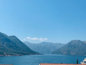 Dobrota...Sunny 2BDRM with terrace & free parking